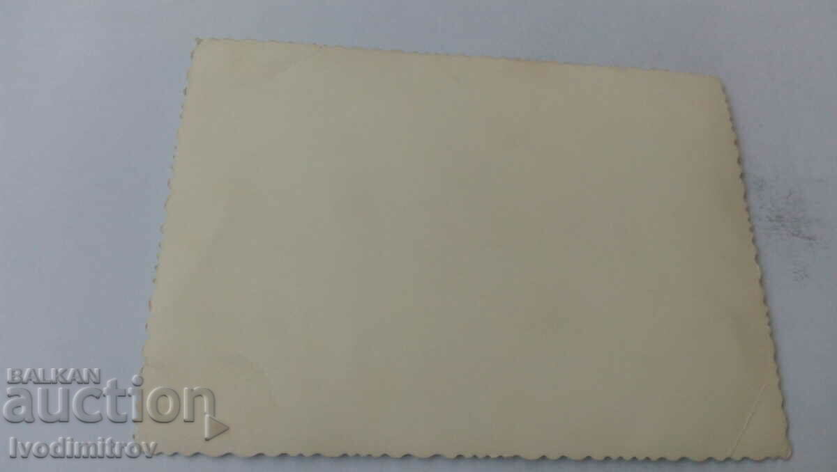 Снимка Мъже и жени в парка с цена 1.45 лв. | € 0.74 Снимка Мъже и жени в парка с цена 1.45 лв. | € 0.74