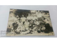 Φωτογραφία Άνδρες γυναίκες και παιδιά με καρπούζια σε ένα πικνίκ