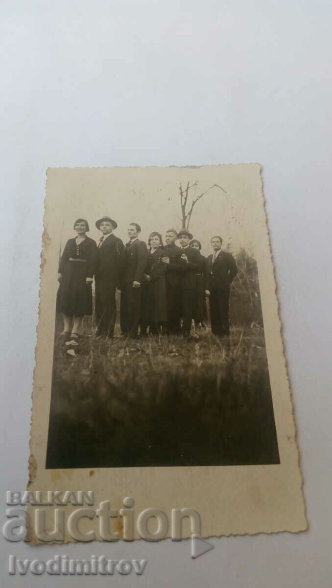 Снимка Мъже и жени хванати на влакче на поляната