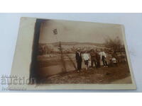 Fotografie Bărbați, femeie și doi copii lângă râu