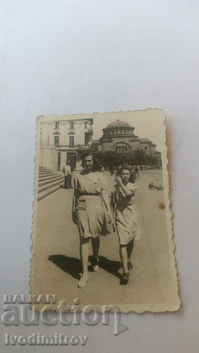 Снимка София Жена и момиче на разходка пред Съдебната палата