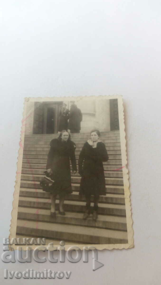 Снимка София Две жени на стълбите на Съдебната палата