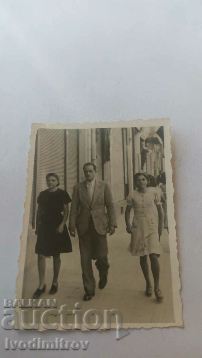 Φωτογραφία Σοφία Ένας άνδρας και δύο γυναίκες σε μια βόλτα
