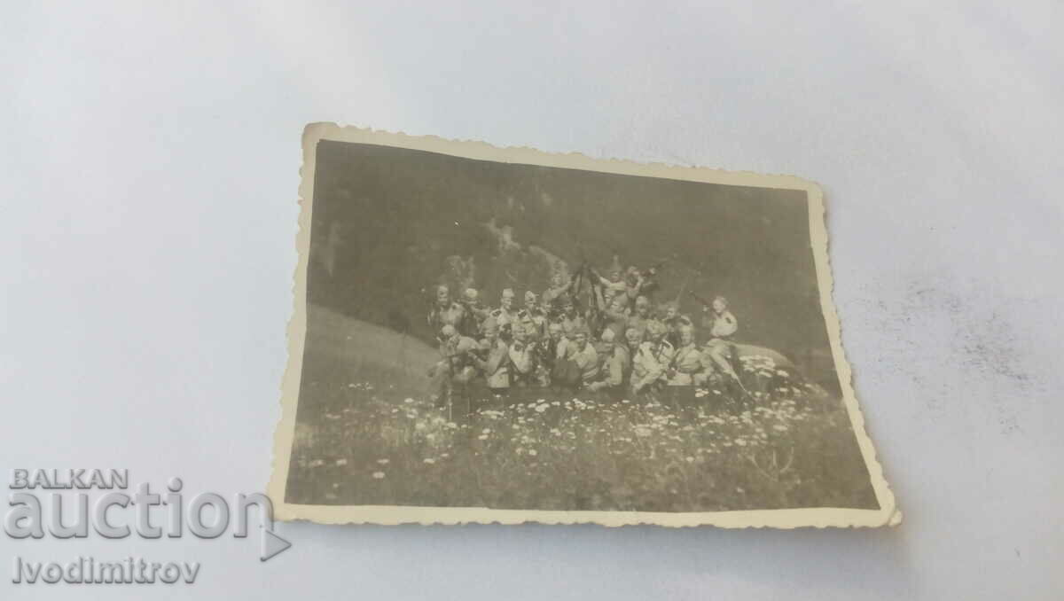 Photo Soldiers on a rock in the mountains