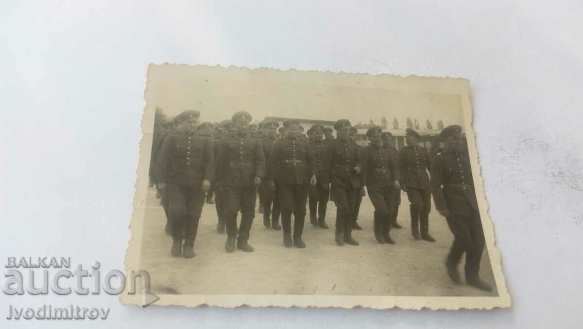 Снимка Строени офицери и войници