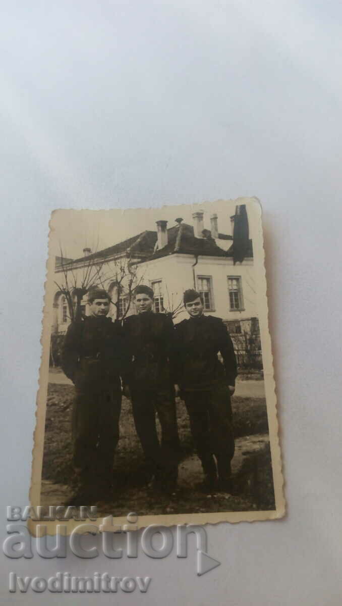 Снимка Трима войници