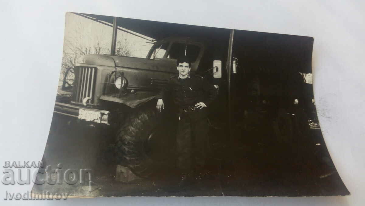 Foto Soldat în fața unui camion ZIL - Dzhugan 1992
