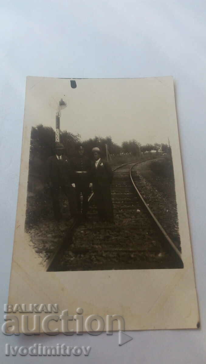Снимка Офицер и двама мъже на железопътна линия