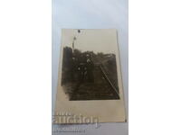 Снимка Офицер и двама мъже на железопътна линия