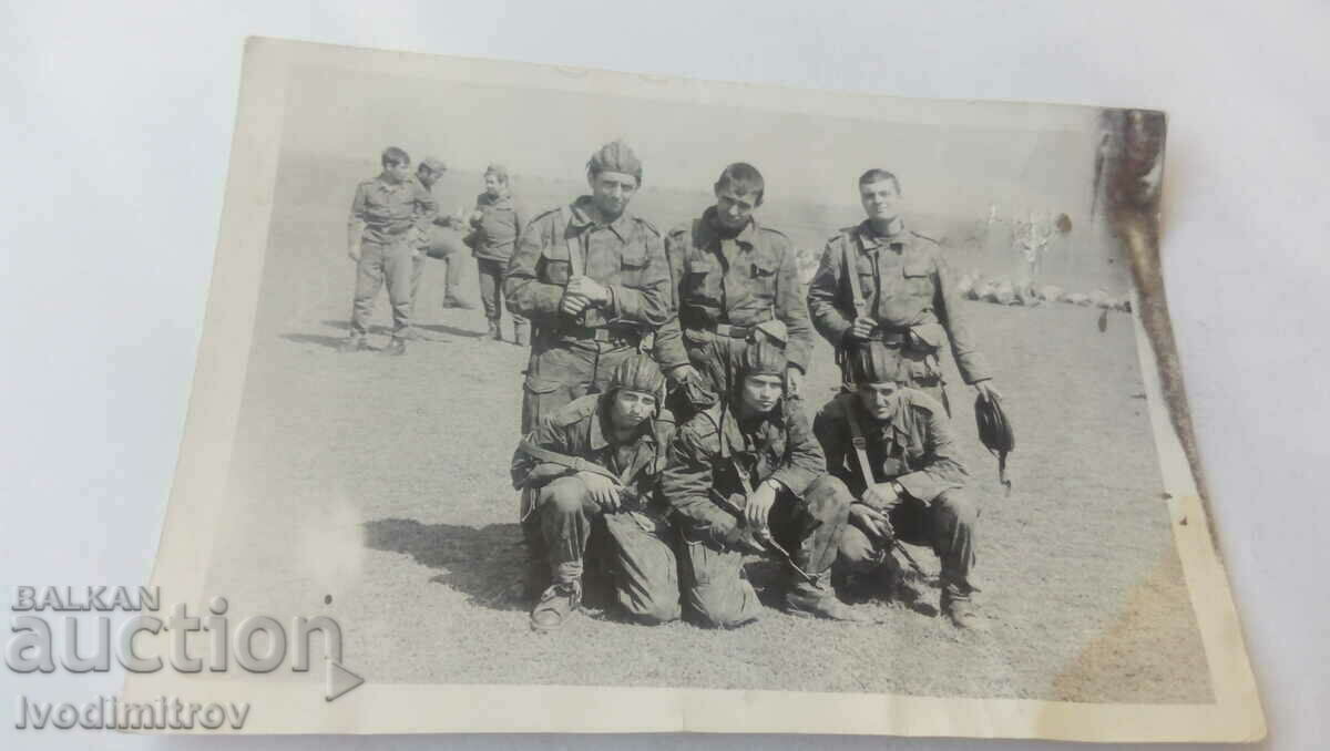 Foto Parașutiști la terenul de antrenament din 1978