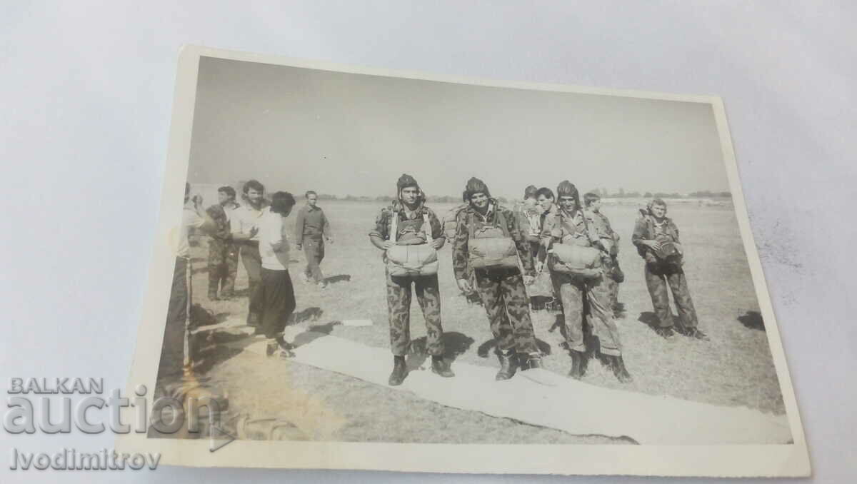 Foto Parașutisti pe poligon