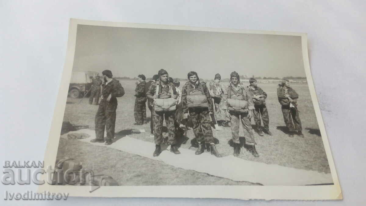Foto Parașutisti pe poligon