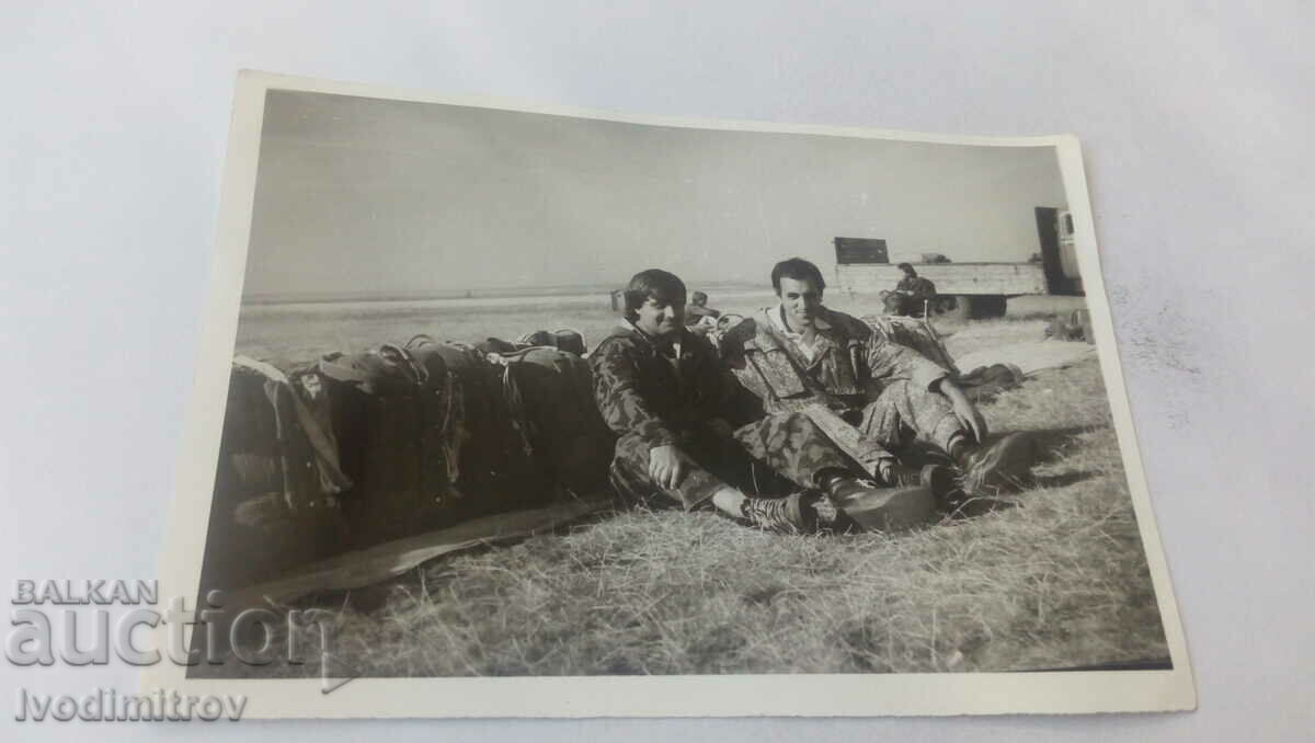 Foto Doi parașutiști pe poligon