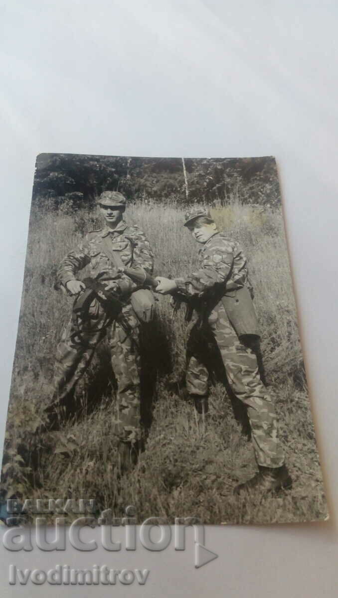 Foto Doi soldați cu o mitralieră și un lansator de grenade