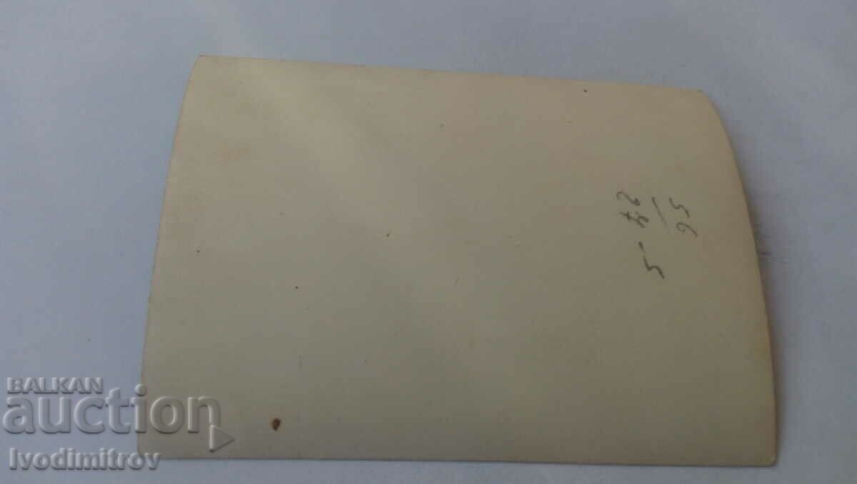 Φωτογραφία νεόνυμφων με τους φίλους τους με τιμή € 0.69 | 1.35 BGN