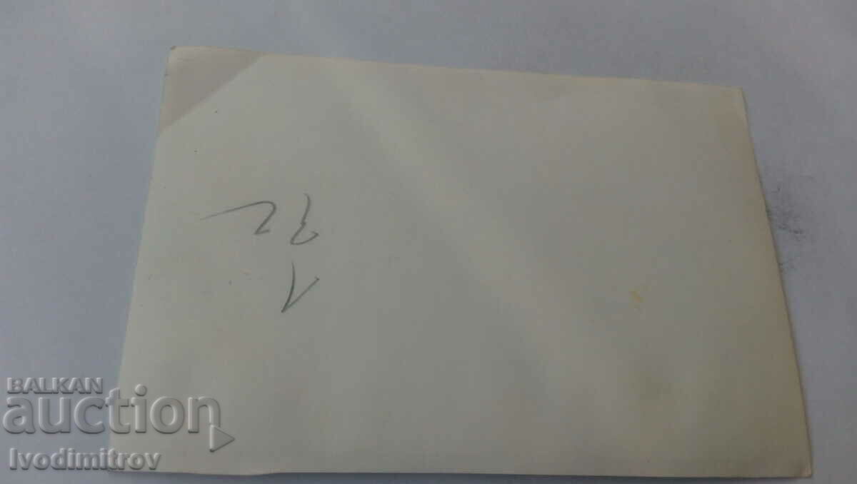 Φωτογραφία νεόνυμφων με τους φίλους τους με τιμή € 0.69 | 1.35 BGN