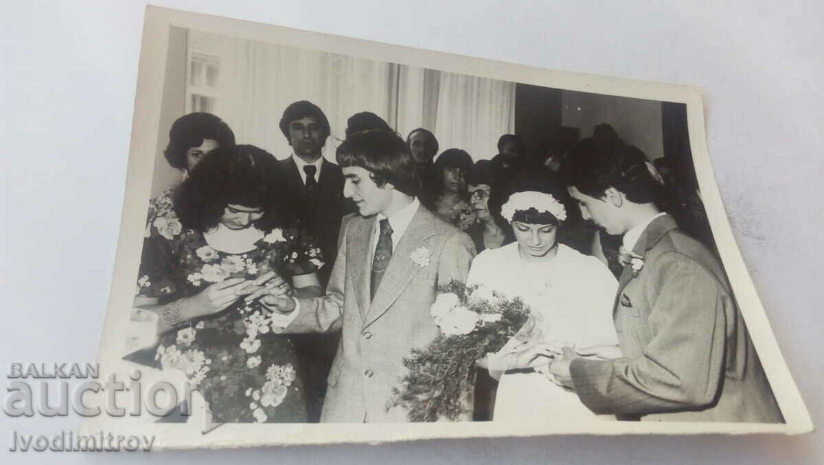 Снимка Младоженци със свои приятели 1975