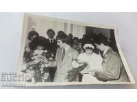 Снимка Младоженци със свои приятели 1975