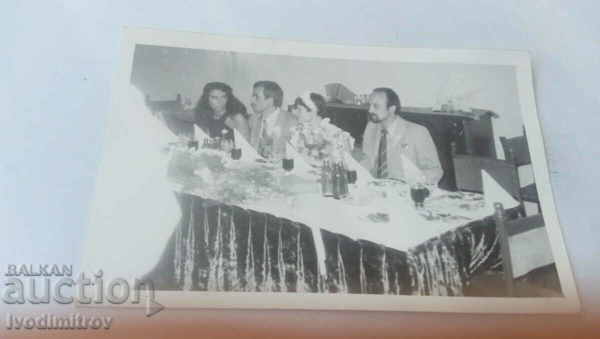 Φωτογραφία Νεόνυμφοι με φίλους 1982