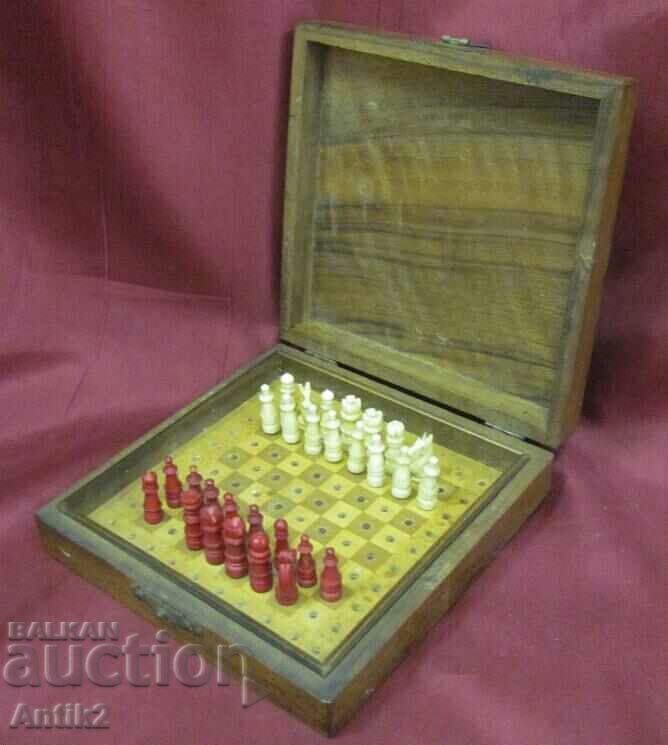 Μίνι αντίκες σκάκι σε ξύλινο κουτί