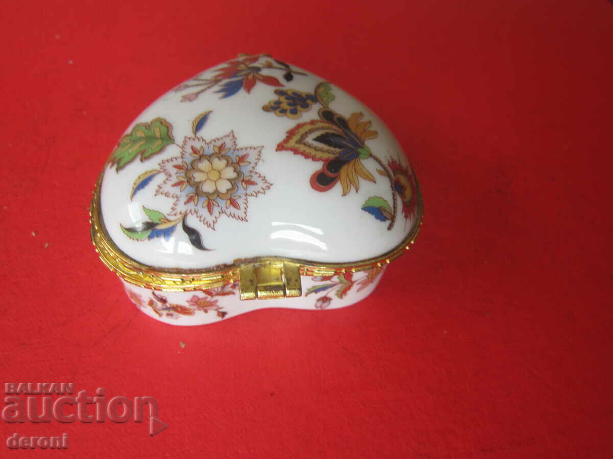 Licitație Cutie grozavă de bijuterii din porțelan