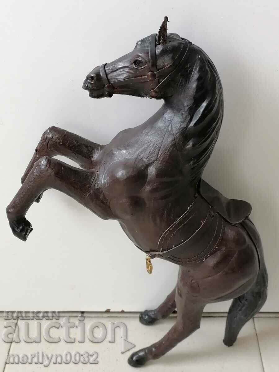 Figura interioară pentru decorare cal din piele
