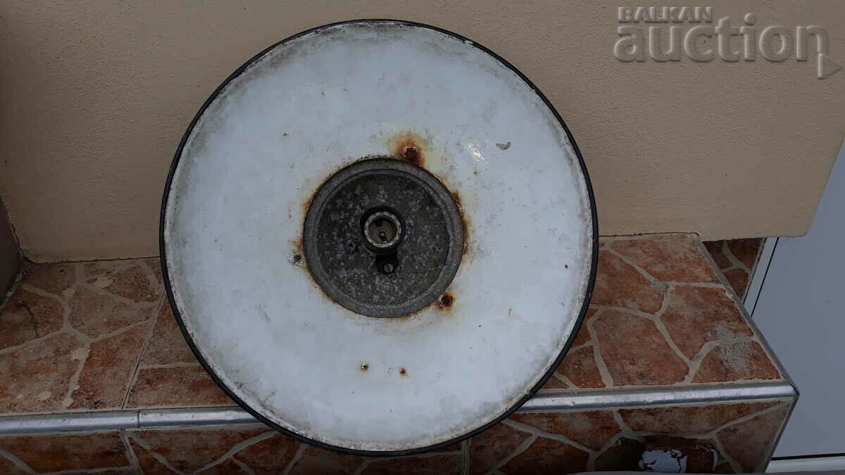 Delivery of large enameled reflector industrial lamp 60s Delivery of large enameled reflector industrial lamp 60s
