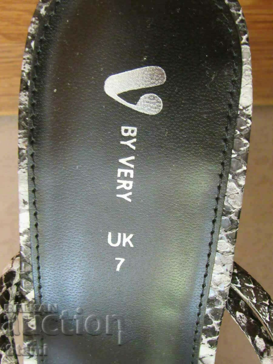 Sandale noi de lux cu imprimeu foarte șarpe numărul 40 cu preț 27.00 BGN | € 13.80