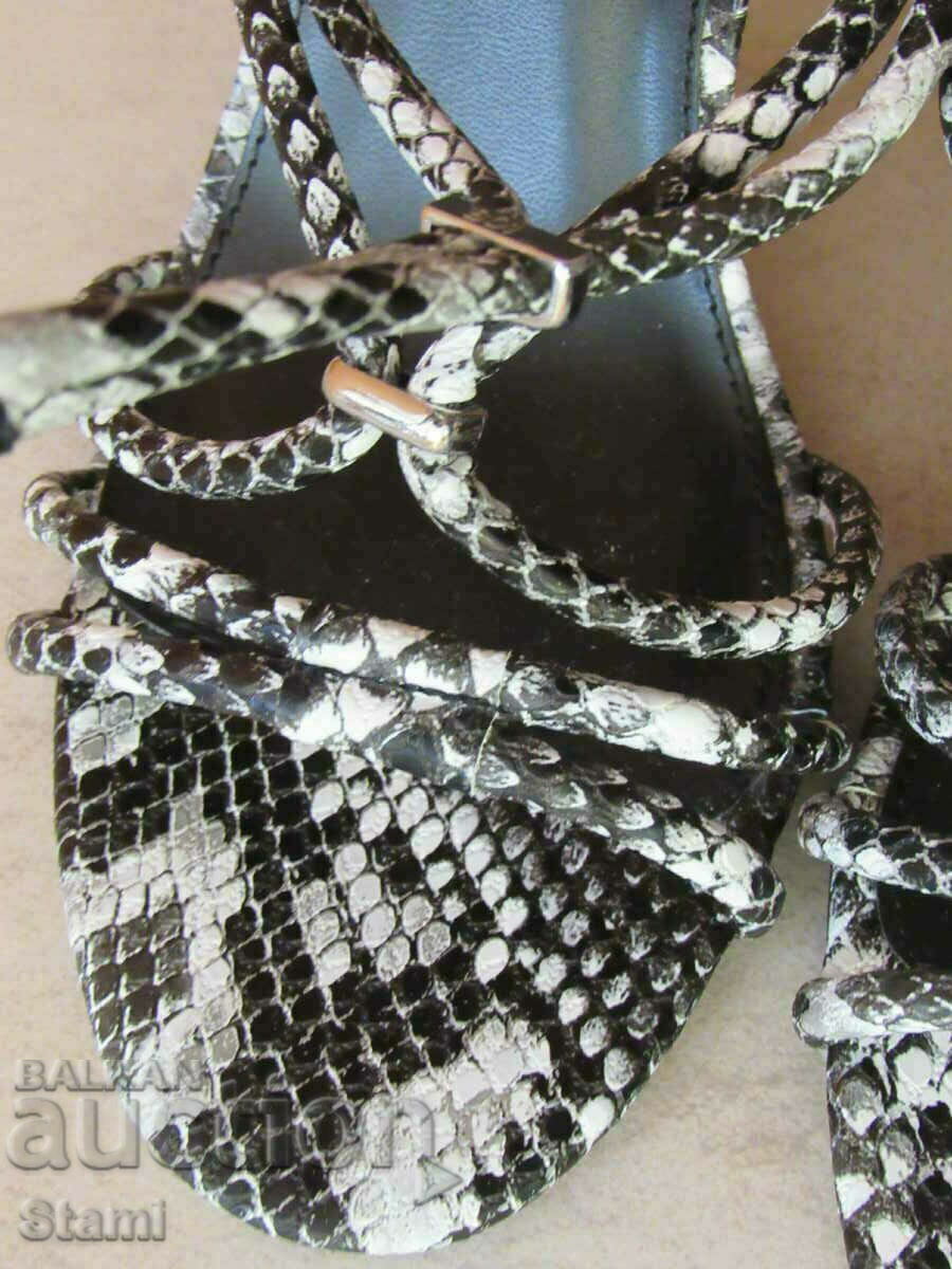 Licitație Sandale noi de lux cu imprimeu foarte șarpe numărul 40