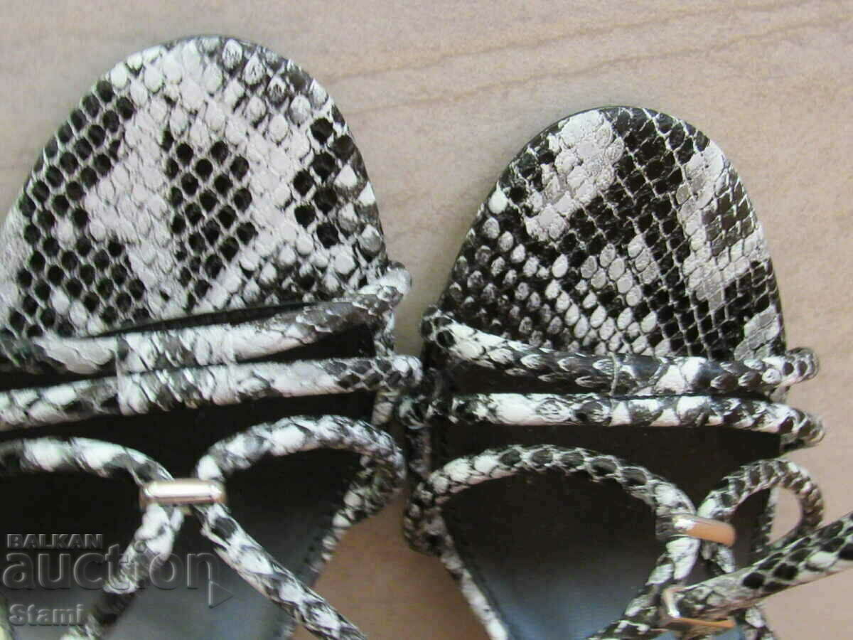 Livrarea Sandale noi de lux cu imprimeu foarte șarpe numărul 40