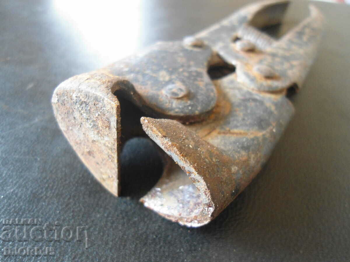 Old specialized pliers with price 5.00 BGN | € 2.56 Old specialized pliers with price 5.00 BGN | € 2.56