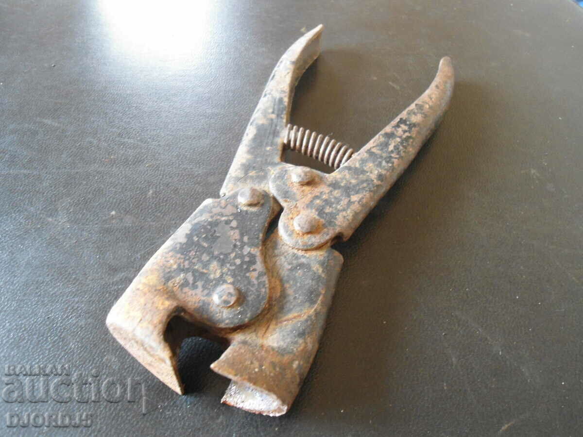 Auction Old specialized pliers Auction Old specialized pliers