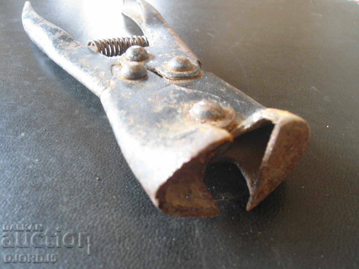 Delivery of Old specialized pliers Delivery of Old specialized pliers