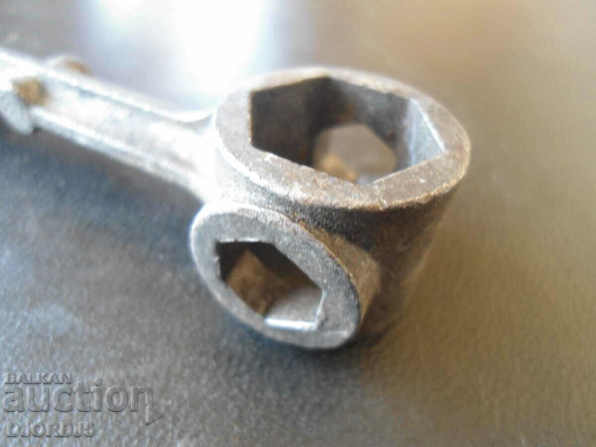 Old specialized key with price 8.00 BGN | € 4.09 Old specialized key with price 8.00 BGN | € 4.09