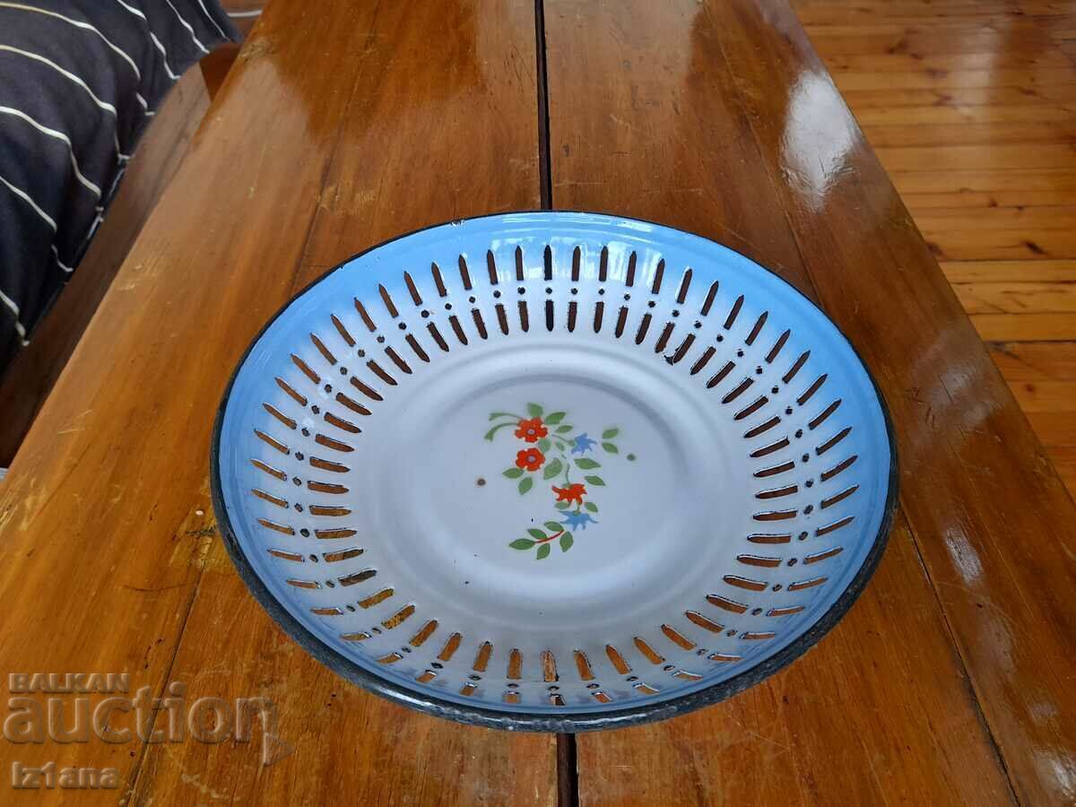 Old enamel plate, fruit bowl with price 28.00 BGN | € 14.32 Old enamel plate, fruit bowl with price 28.00 BGN | € 14.32