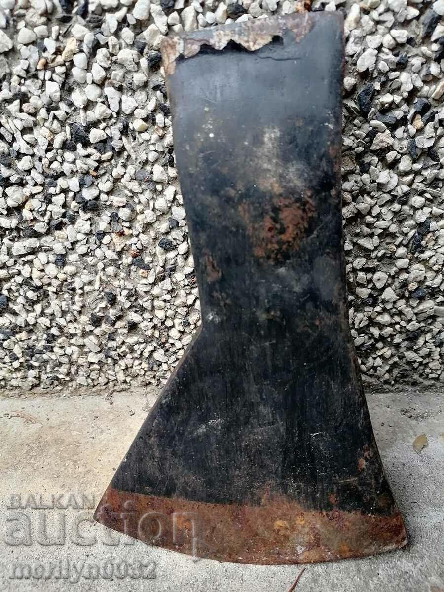 Delivery of An old ax shaft tool wrought iron Delivery of An old ax shaft tool wrought iron