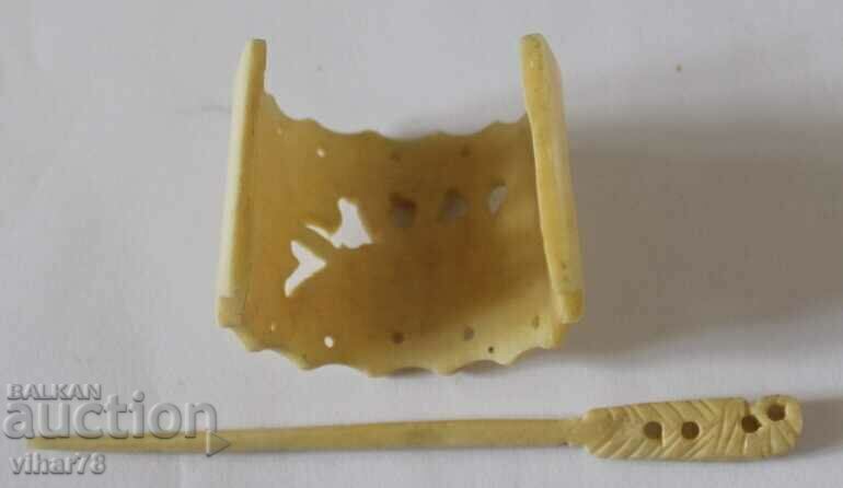 Licitație Ac de păr vechi de fildeș Licitație Ac de păr vechi de fildeș