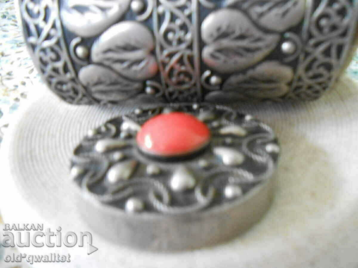 BOX, gorgeous, with an accent with price 170.00 BGN | € 86.92 BOX, gorgeous, with an accent with price 170.00 BGN | € 86.92