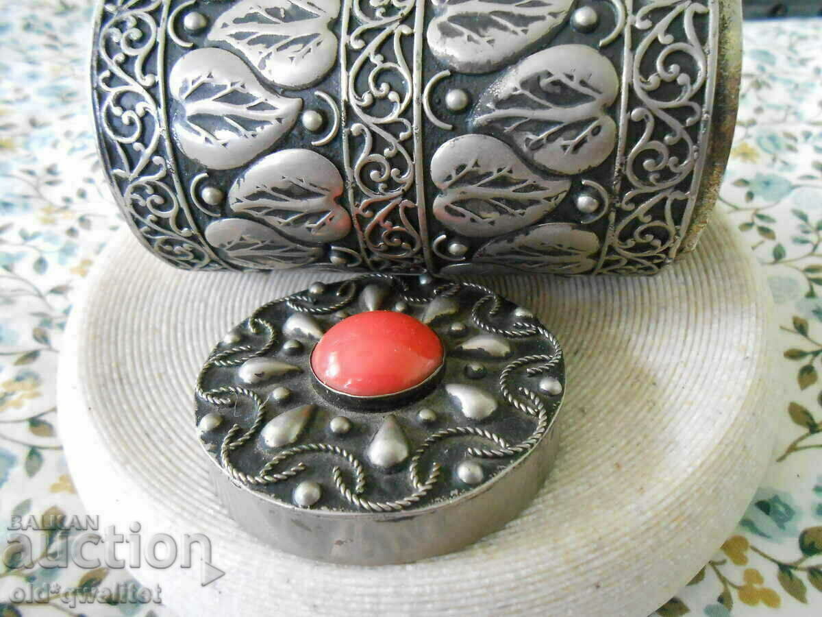 Auction BOX, gorgeous, with an accent Auction BOX, gorgeous, with an accent