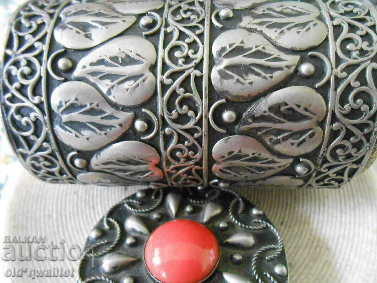 BOX, gorgeous, with an accent - 7 BOX, gorgeous, with an accent - 7