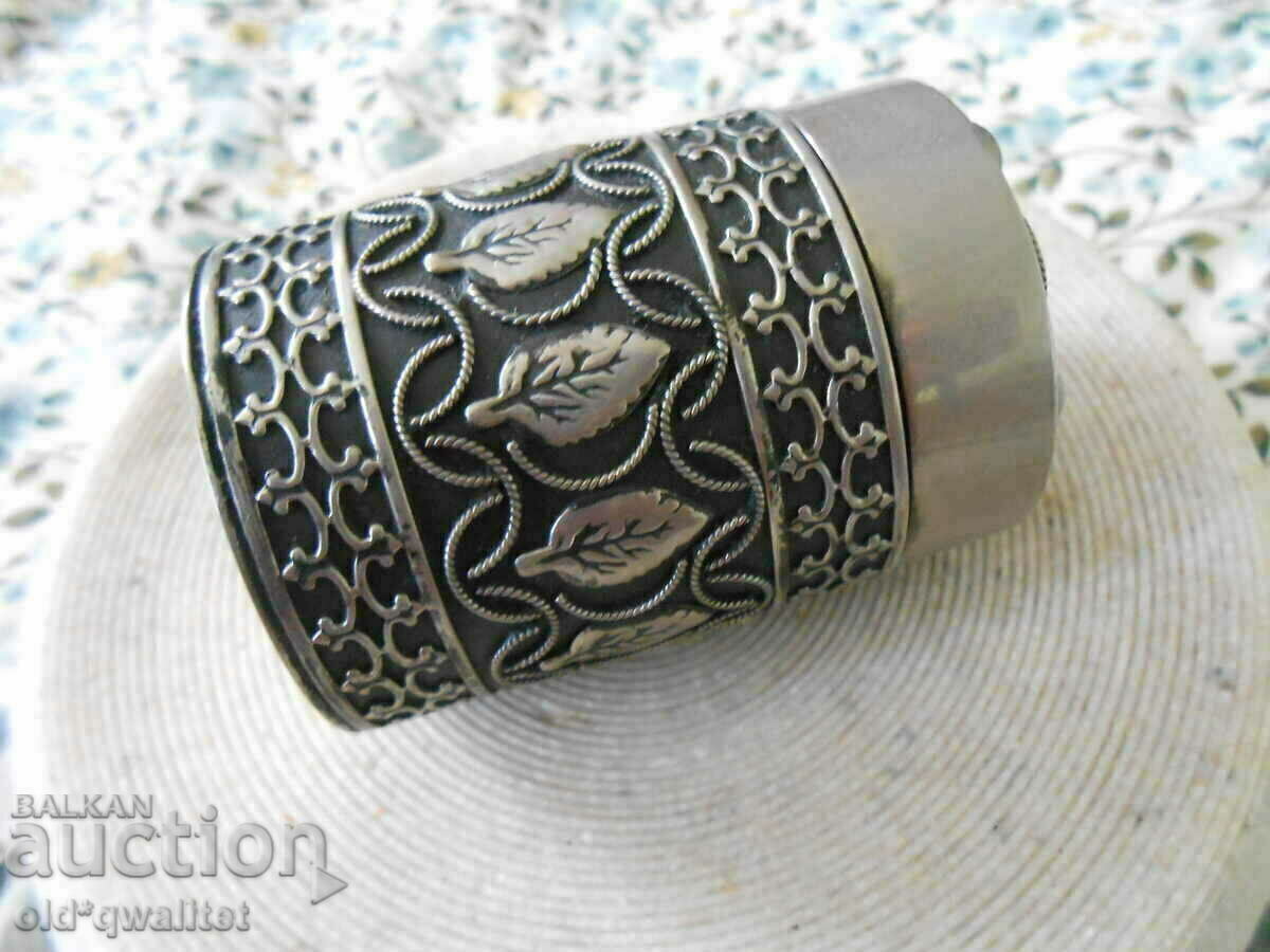 Delivery of BOX, gorgeous, with a green accent Delivery of BOX, gorgeous, with a green accent