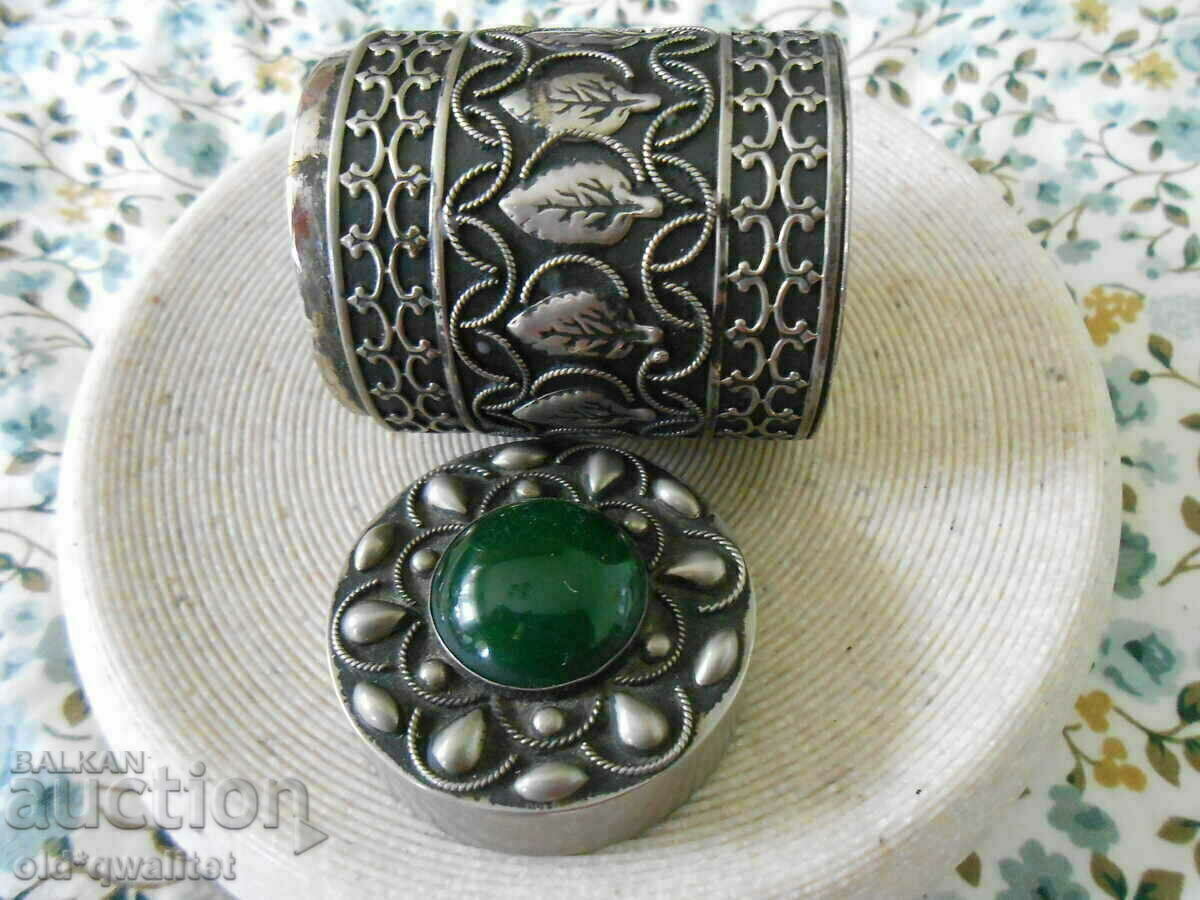 BOX, gorgeous, with a green accent - 7 BOX, gorgeous, with a green accent - 7