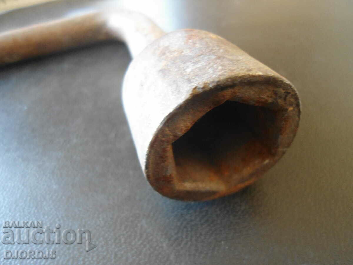 Auction  Old rims key, markings