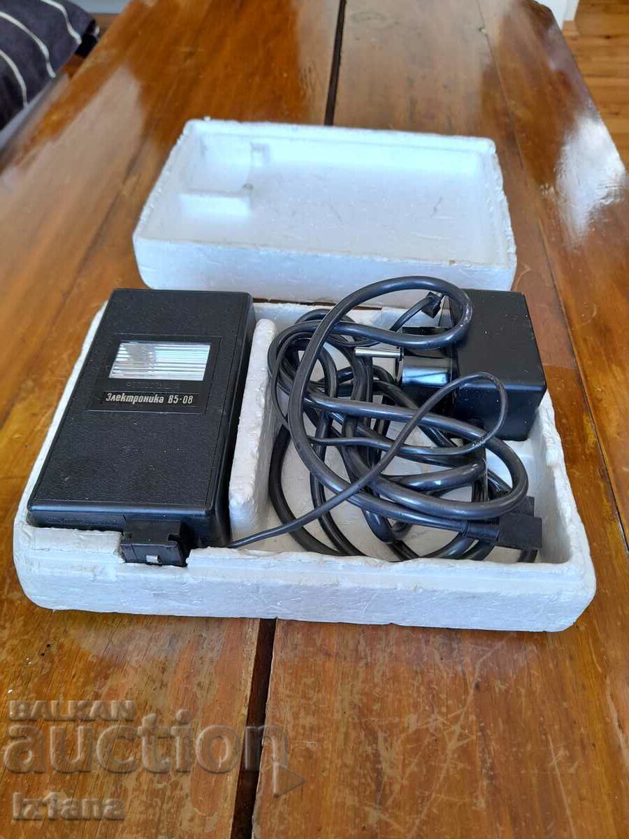 Old camera flash Electronics B5-08 with price 30.00 BGN | € 15.34