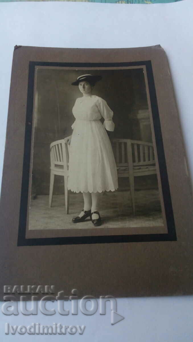 Fotografie Femeie tânără într-o rochie albă din carton