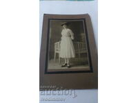 Photo Young woman in a white cardboard dress
