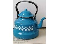 Εμαγιέ τσαγιέρα από την κατσαρόλα με εμαγιέ καφετιέρα