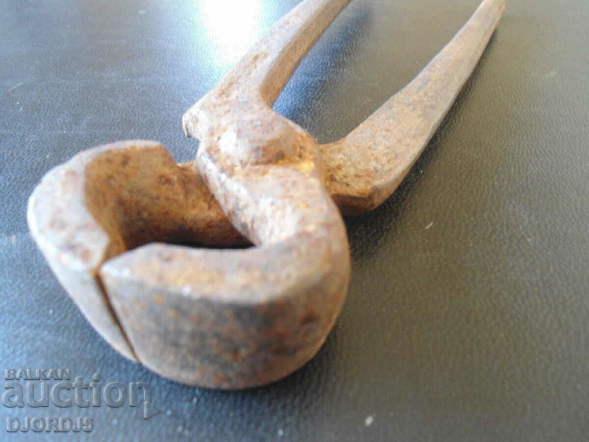 Old pliers with price 3.00 BGN | € 1.53 Old pliers with price 3.00 BGN | € 1.53