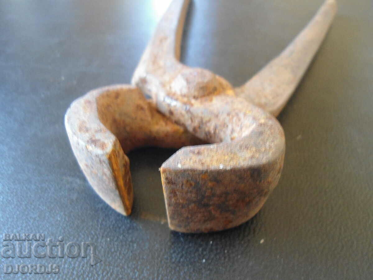 Auction Old pliers Auction Old pliers