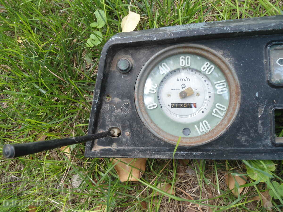 Vechiul tablou de bord al mașinii cu preț 25.00 BGN | € 12.78